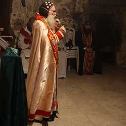 كاهن أرمني في كنيسة القيامة