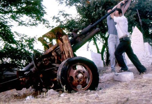 مدفع رمضان، 1987، ويتولى عملية إطلاق المدفع أفراد من عائلة صندوقة في المقبرة الإسلامية. 