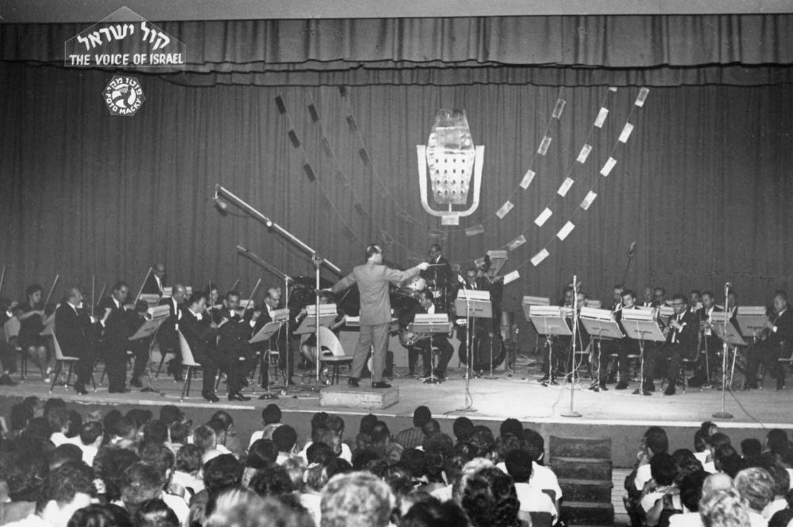 משה וילנסקי מנצח על תזמורת "קול ישראל" באולם ימק"א בירושלים ​​(ארכיון משה וילנסקי, MUS 0069)
