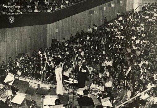 משה וילנסקי בקונצרט משיריו בביצוע יפה ירקוני, בנייני האומה ​​(ארכיון משה וילנסקי, MUS 0069)