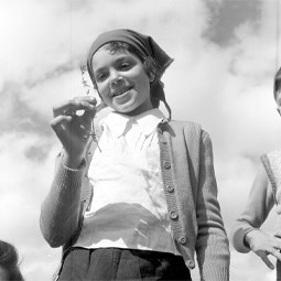 ילדה בנטיעות ט"ו בשבט, 1954