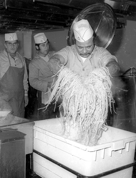 טבח מכין ספגטי במחנה צבאי, 1977. ארכיון דן הדני