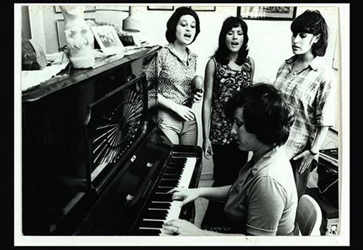 ציפי פליישר ליד הפסנתר עם "בנות חווה" (1971) (ארכיון ציפי פליישר, MUS 0121)