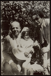 עם דב אלוני ובתו, 1928