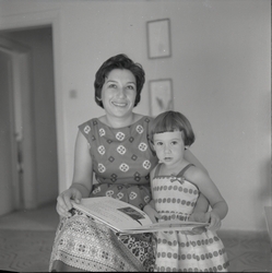 עם בתה, 1967