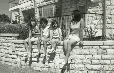 עם שלוש ילדות צעירות בירושלים, 1967