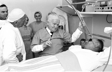 עם הפצוע משה דיין, 1968