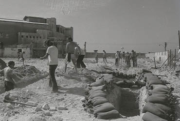 שוחות ושקי חול בתל אביב