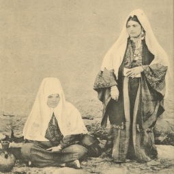 نساء من بيت لحم في الزيّ التراثي