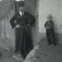 رجل وابنه باللباس التقليدي 