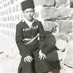 طفل بلباس تقليدي 