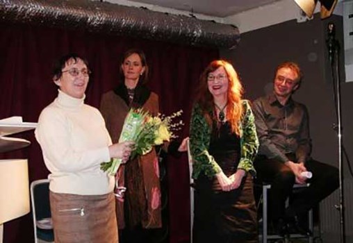 רחל גלעין בתום קונצרט מיצירותיה, מחווה ליום הולדתה ה-60, שבדיה, 2009 (ארכיון רחל גלעין, MUS 0253)