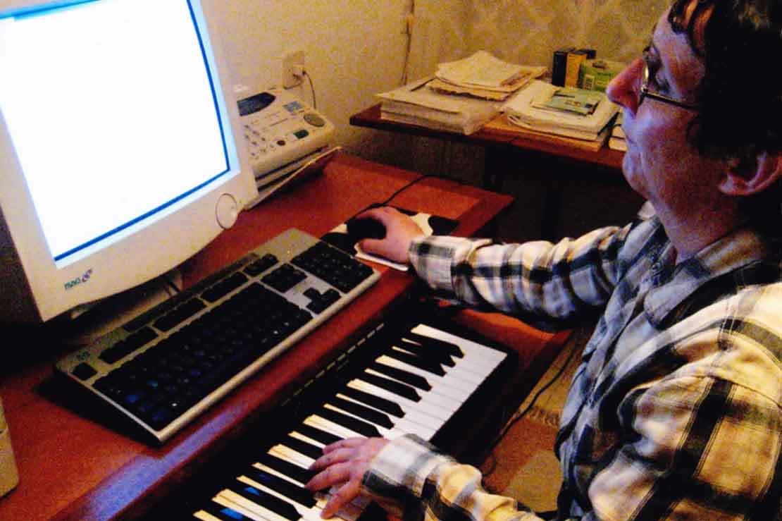 רחל גלעין בביתה, תל-אביב (ארכיון רחל גלעין, MUS 0253)