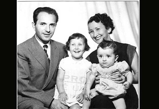 רחל גלעין (Rachel Galinne), הילדה, בחברת הוריה – צופיה וגרשון – ואחיה התינוק, מרדכי, שטוקהולם, שבדיה, 1954 (מאוספיה הפרטיים של רחל גלעין)