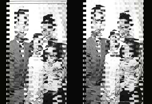 רחל גלעין (Rachel Galinne), הילדה, בחברת הוריה – צופיה וגרשון – ואחיה התינוק, מרדכי, שטוקהולם, שבדיה, 1954 (מאוספיה הפרטיים של רחל גלעין)