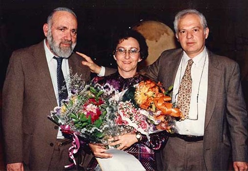 המלחינים מנחם צור (מימין), רחל גלעין ואנדרה היידו בטקס הענקת פרס ראש הממשלה לקומפוזיטורים לשנת תשנ"ד (1994) (מס' קטלוגי: MUS 253 I-19)