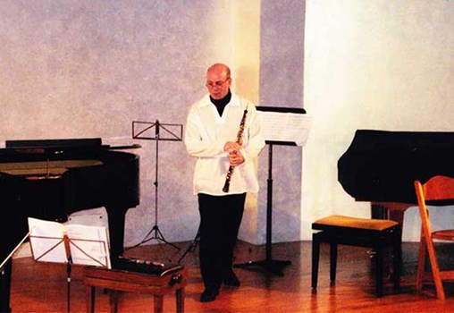 Oboist Matthew Peaceman (1956-2008) performing the Israeli premiere of Galinne's piece "Song for Oboe" dedicated to Matthew Peaceman, at the Felicja Blumental Music Center, 2007 (From Rachel Galinne's private collection)