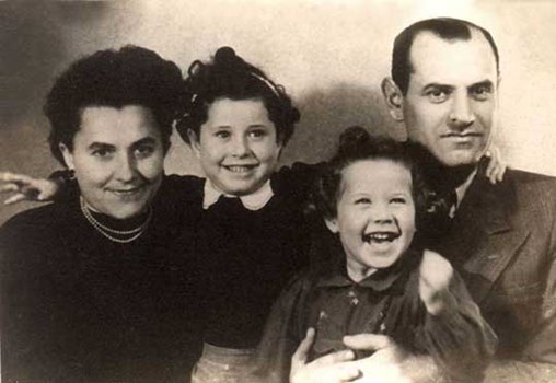 Tsippi Fleischer with her parents and sister
