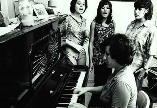 ציפי פליישר ליד הפסנתר עם "בנות חווה" (1971)
