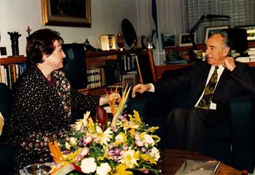 ציפי פליישר עם שר החוץ דאז, שמעון פרס, בעקבות קבלת פרס אקו"ם לקנטטה "כשני ענפים" (1994)