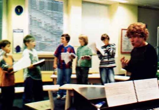 ציפי פליישר מנצחת בגרמניה על מקהלת נערי טלץ המבצעת את יצירתה "אהבה עתיקה" (2006)