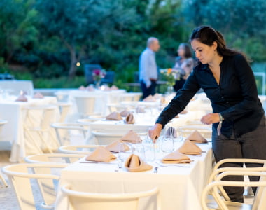 אישה עורכת שולחן בגן הספרייה