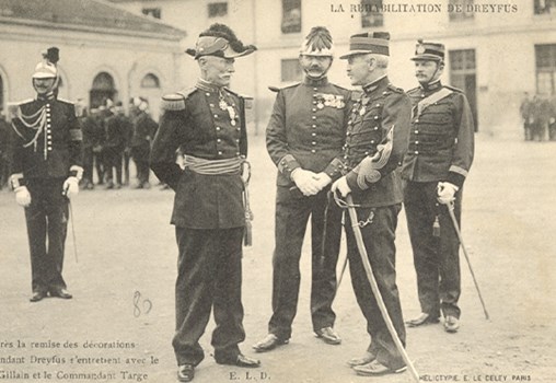אלפרד דרייפוס והקצין טארג' בטקס הזיכוי, 21 ביולי 1906
 