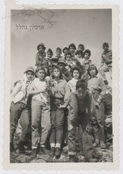 יהונתן גפן בטיול בית ספר בנהלל, 1959