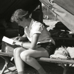 חיילת כותבת מכתב באוהל המגורים