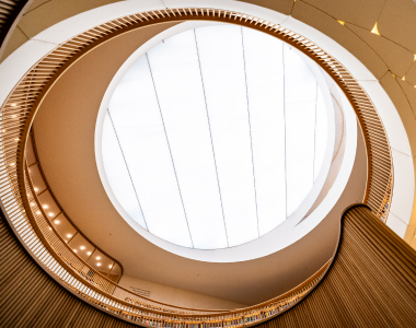 התקרה השקופה של אולם הקריאה המאפשרת אור טבעי