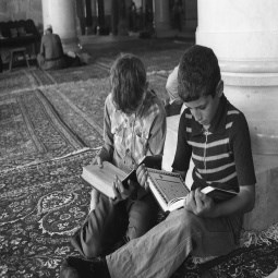 طفلان يتلاون القرآن 