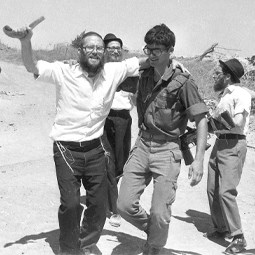 פעילי חב"ד חוגגים עם חיילים, 1977