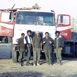 חיילים ליד משאית קוקה קולה