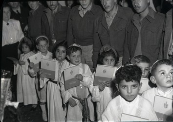 נשף חנוכה שערכו ילדי הגן העירוני בתל אביב לנכי מלחמת השחרור