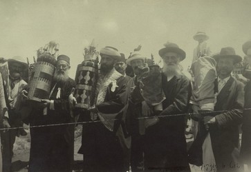 Torah Scrolls Return, 1918