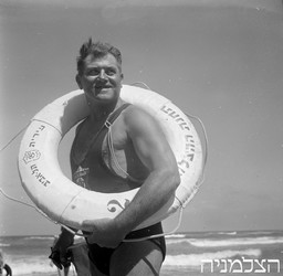 על חוף ת"א, מצילים, 1949