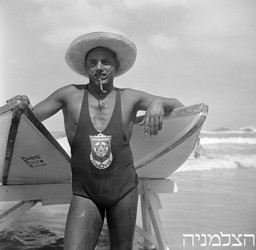 על חוף ת"א, מצילים, 1949
