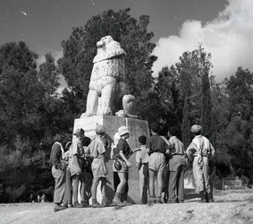 פסל האריה השואג לזכרו של יוסף טרומפלדור והנופלים בקרב על תל חי