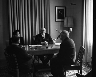 ביקור שרים אצל הנשיא חיים ויצמן לאחר בחירת הנשיא הראשון 3.1949