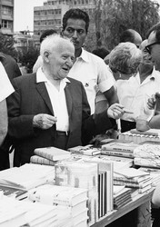 Ben Gurion David, used to read books - spent several hours at the Yearly Book-Fair held on the Tel Aviv Municipality Platza