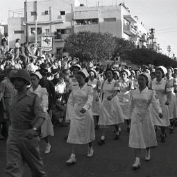 נציגות חיל הרפואה צועדות במדי אחיות