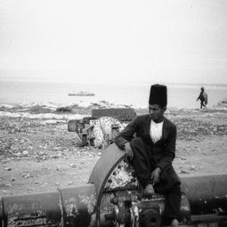 شاب يجلس على مدفع، 1935