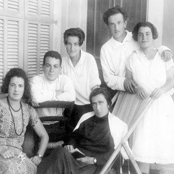 רחל המשוררת עם חברים, 1926
