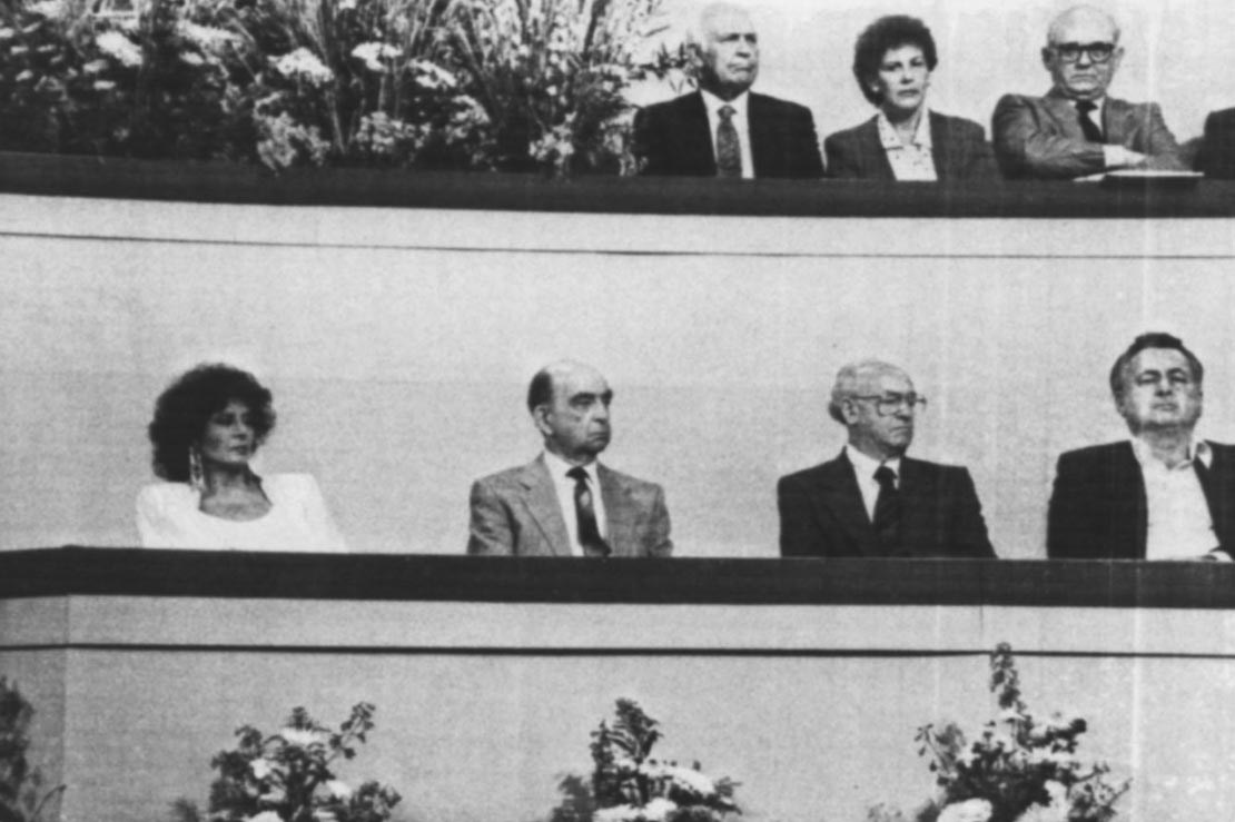 סשה ארגוב בטקס הענקת פרס ישראל, 1988 (ארכיון אלכסנדר ארגוב, MUS 103) 