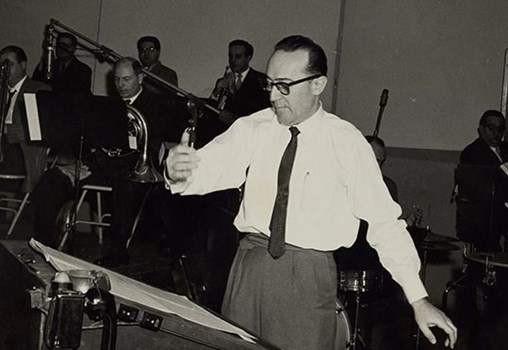 משה וילנסקי מנצח ב-Capitol studio , ניו-יורק, 1960 ​(ארכיון משה וילנסקי, MUS 0069)