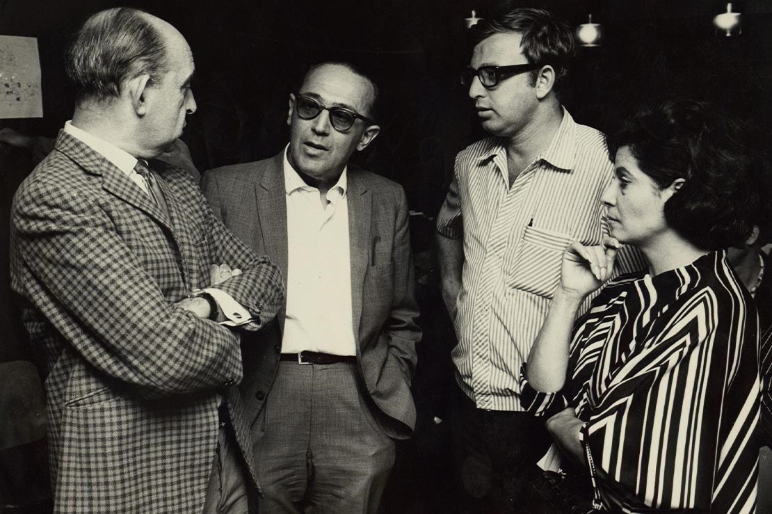 מימין לשמאל: שושנה דמארי, דן אלמגור, משה וילנסקי, סשה ארגוב. שנות ה-70 ​​(ארכיון משה וילנסקי, MUS 0069)
