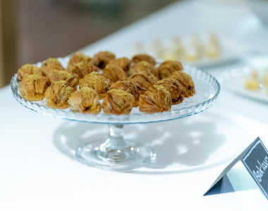 צלחת הגשה מזכוכית ועליה בקלוואות מהודרות