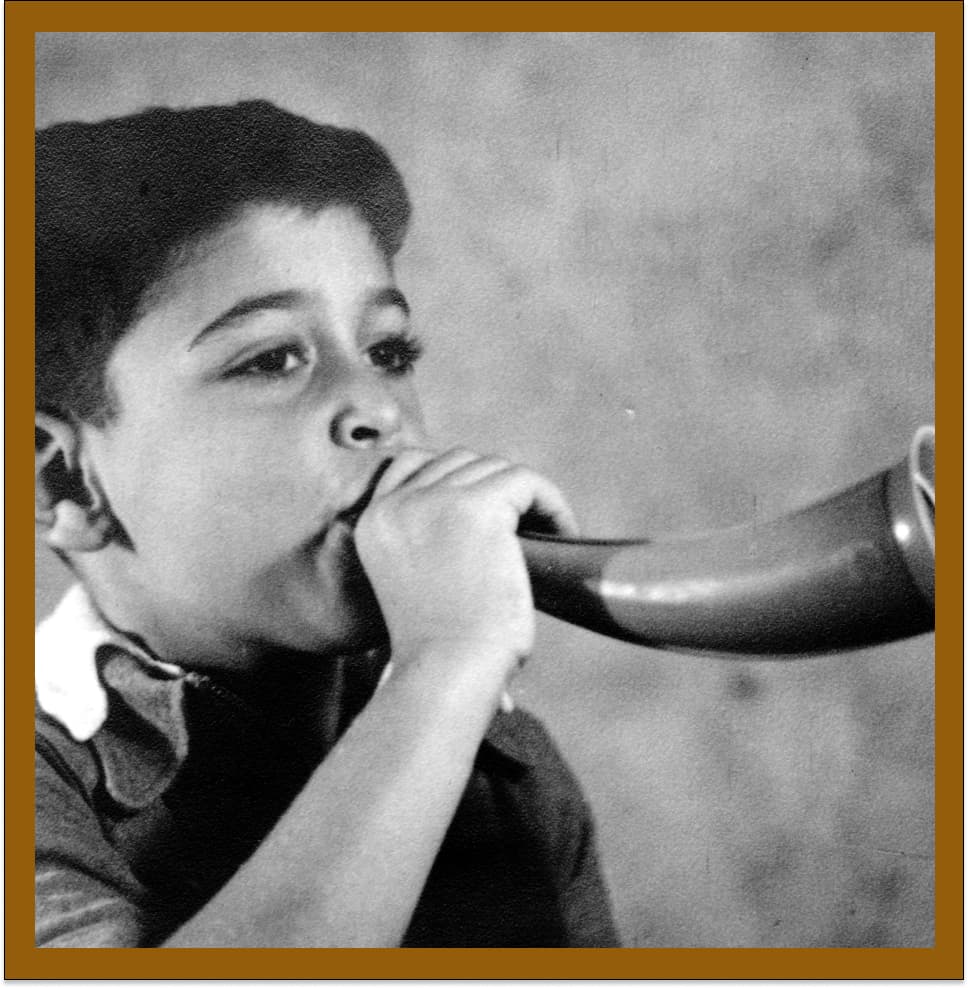 הילד יחיאל (חילק) פולק מחזיק שופר צעצוע