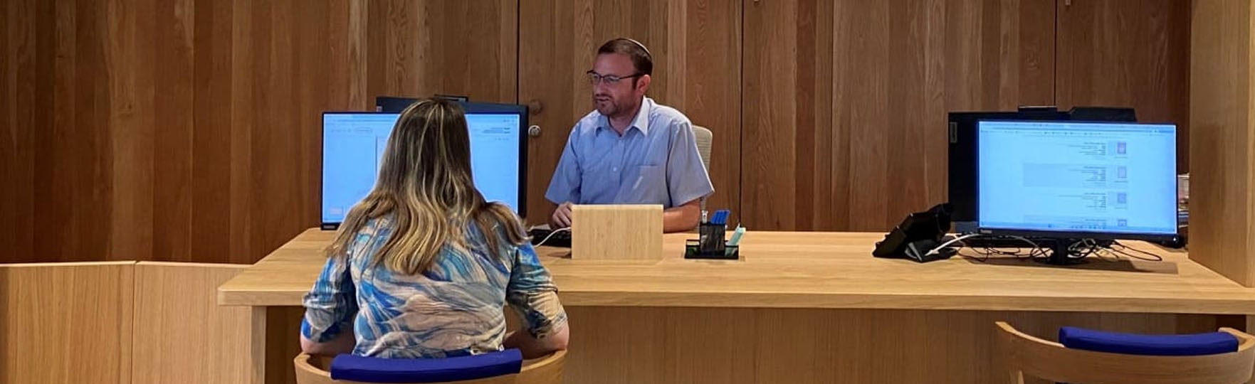 דלפק הייעוץ באולמות הקריאה