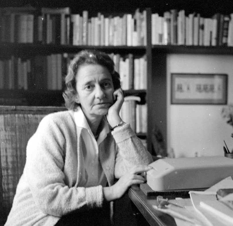 לאה גולדברג. צילום: טוביה ריבנר, 1950-1959. מאוסף נדב מן, ביתמונה. האוסף הלאומי לתצלומים על שם משפחת פריצקר, הספרייה הלאומית.